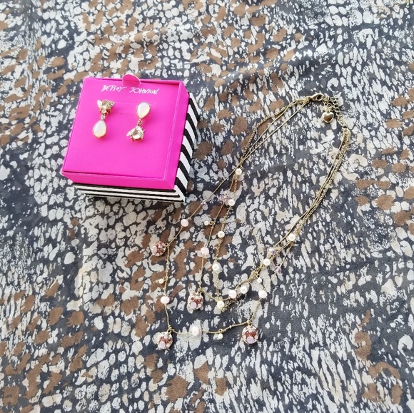 Betsey Johnson Bee Necklace Set - Picture 3 of 6